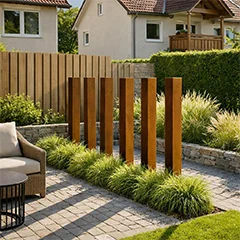 Garten-zaunpfosten aus Cortenstahl für eine stabile und klare Gartenabgrenzung