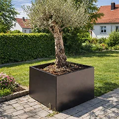 Pflanzkübel aus Stahl im klar gestalteten Garten mit moderner und zeitloser Optik